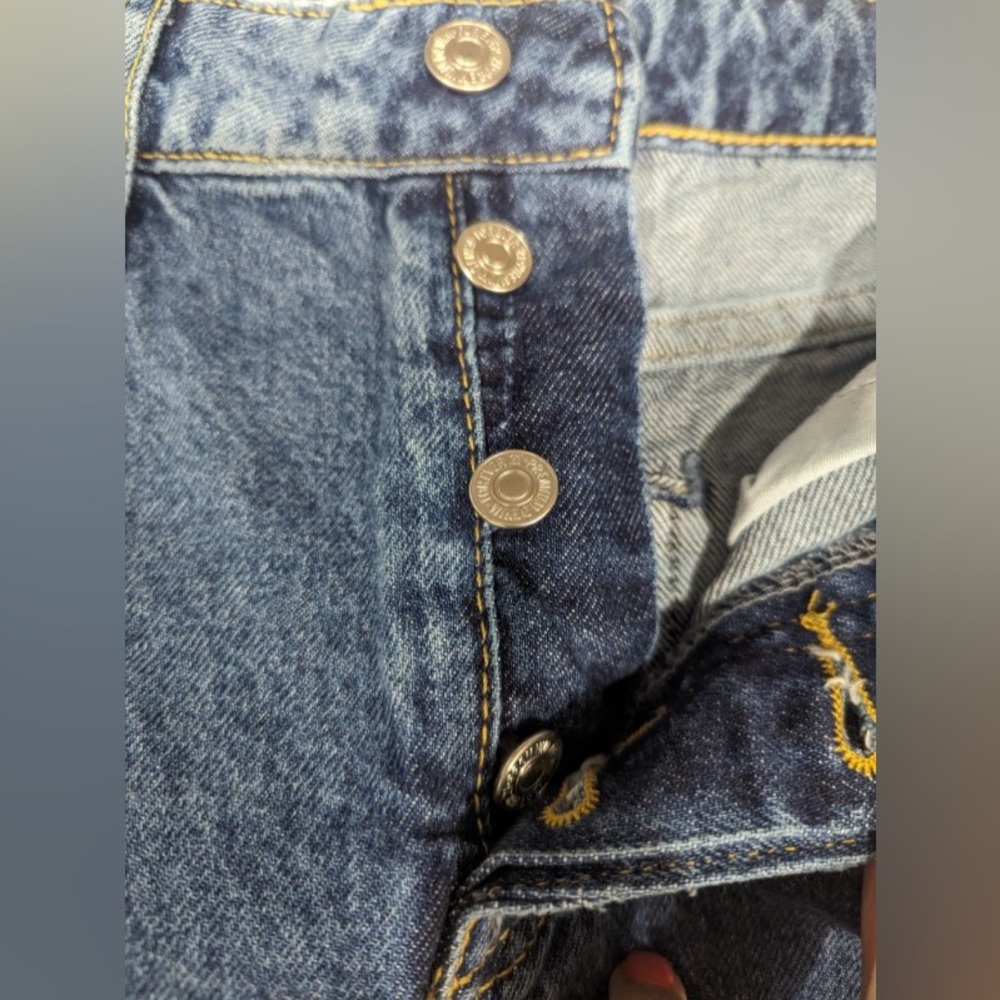Forever 21 Mom Shorts. Blue Jean High Rise Relaxed. Women’s size 29 - Picture 3 of 5